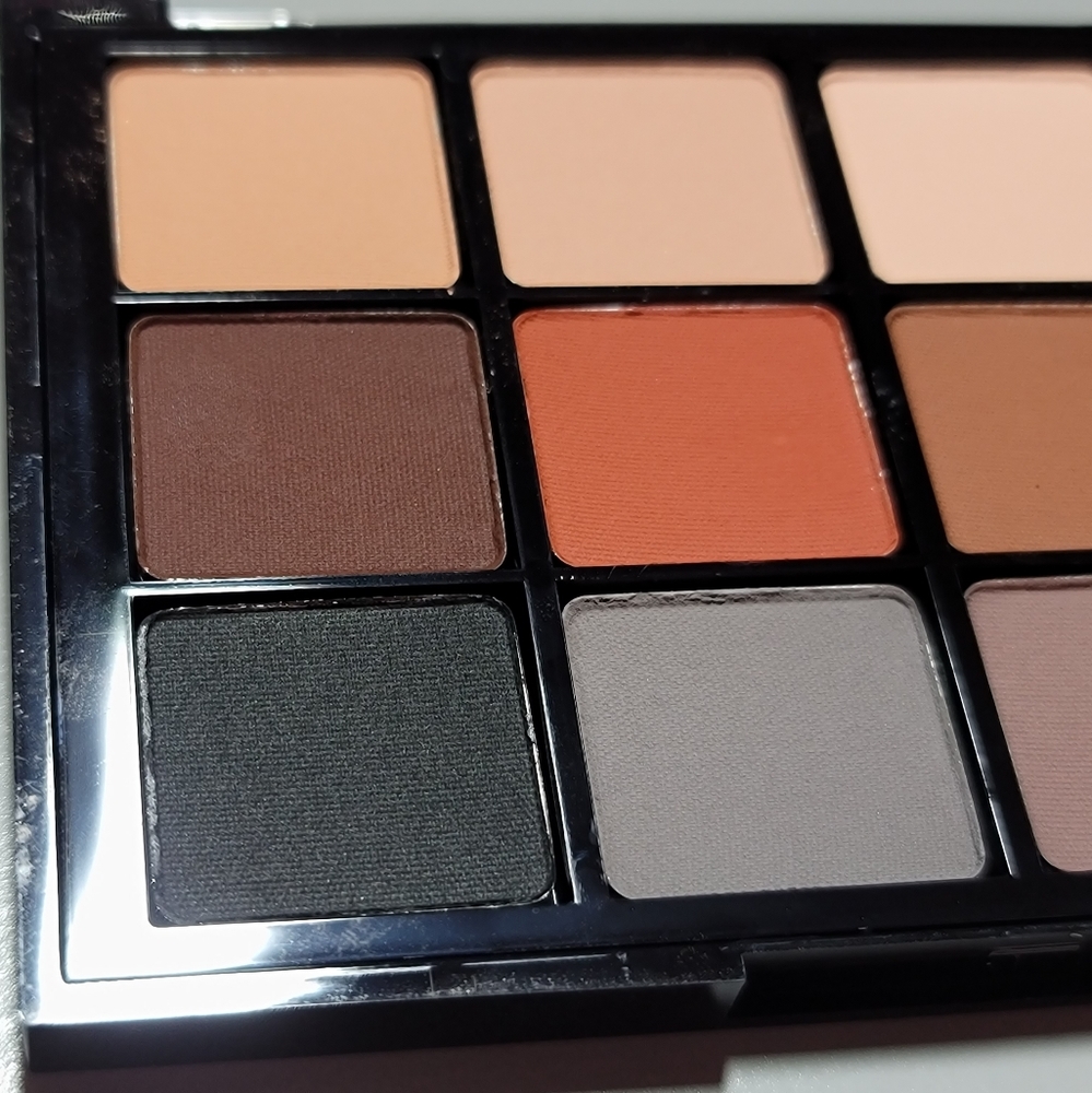 Eyeshadow - Picture 3 of 9